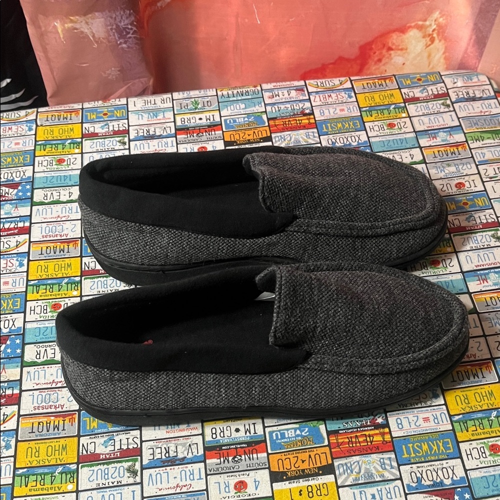 Hanes Men’s Gray Slip-On Slippers Size S (6.5-7.5)